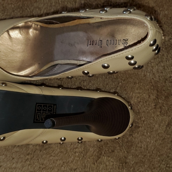 Nude High Heels with Gold Accents - Picture 15 of 16